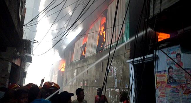 লালবাগের শহীদনগরে প্লাস্টিক কারখানায় আগুন