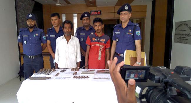 বগুড়ায় আগ্নেয়াস্ত্র তৈরি সরঞ্জামসহ বাবা-ছেলে গ্রেফতার