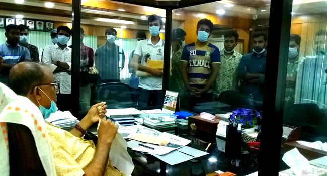 ইবি শিক্ষার্থীর হাত ভাঙার ঘটনায় ভিসিকে স্মারকলিপি