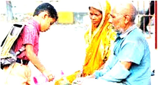 অসহায় তৃষ্ণার্ত বৃদ্ধ দম্পতিকে পানি পান করিয়ে প্রশংসায় ভাসছে স্কুলশিশু