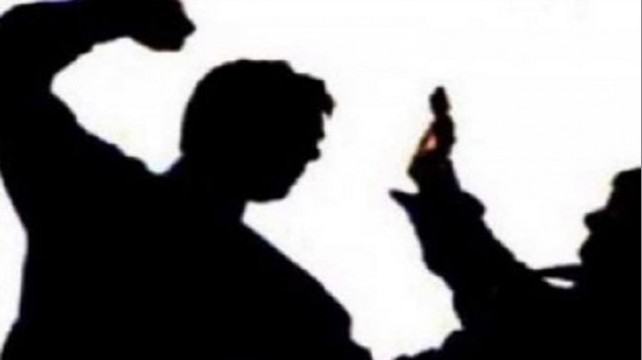 ‘ভাই বসে আছে, দেখিস না?’ এ কথা বলেই পুলিশকে মারধর