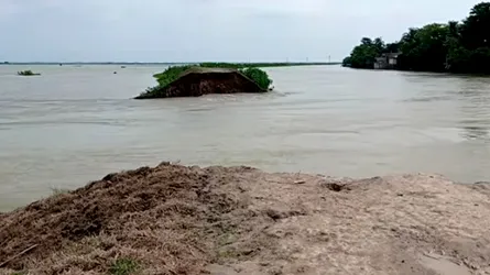 সুনামগঞ্জে বাঁধ ভেঙ্গে তলিয়ে যাচ্ছে একের পর এক হাওর, ব্যাপক ফসলহানি