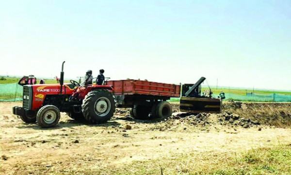 বড়াইগ্রামে কৃষিজমিতে অবাধে পুকুর খনন