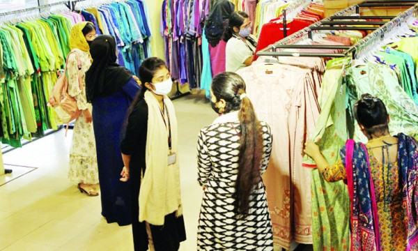 ক্রেতা চাহিদায় পাঞ্জাবি ও তাঁতের শাড়ি শীর্ষে