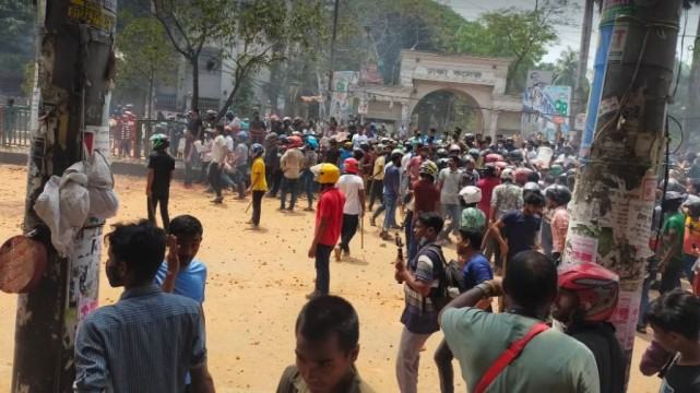 ঢাকা কলেজের সাথে ব্যবসায়ীদের সংঘর্ষ : সাংবাদিকসহ আহত শতাধিক