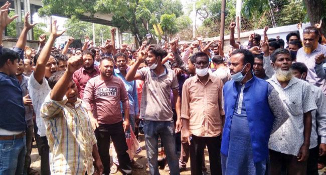বকেয়া বেতনের দাবিতে বড়পুকুরিয়া কয়লাখনি শ্রমিকদের বিক্ষোভ