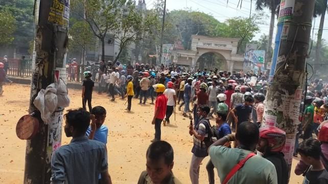 নিউমার্কেট এলাকার সংঘর্ষে নিহত ১