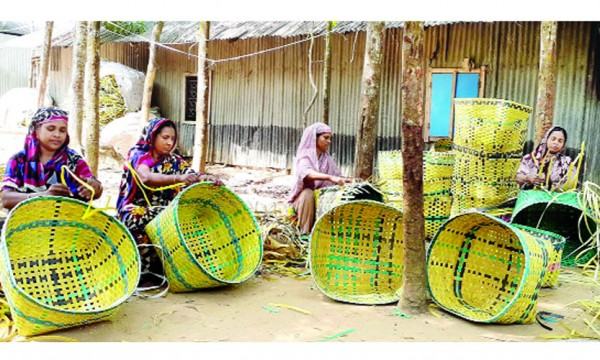 মিরসরাইয়ে প্লাস্টিকের টুকরিতে ৫ শতাধিক নারীর ভাগ্য বদল