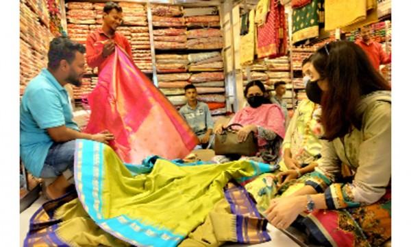 রাজধানীর ঈদ মার্কেটে উপচে পড়া ভিড়