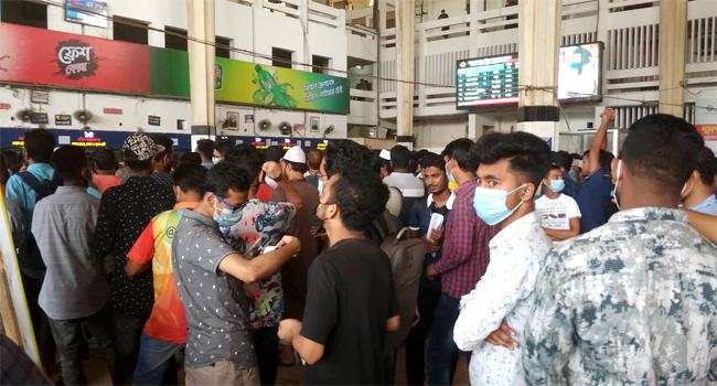 অনলাইনে টিকিট শেষ, কাউন্টারে ভোগান্তি