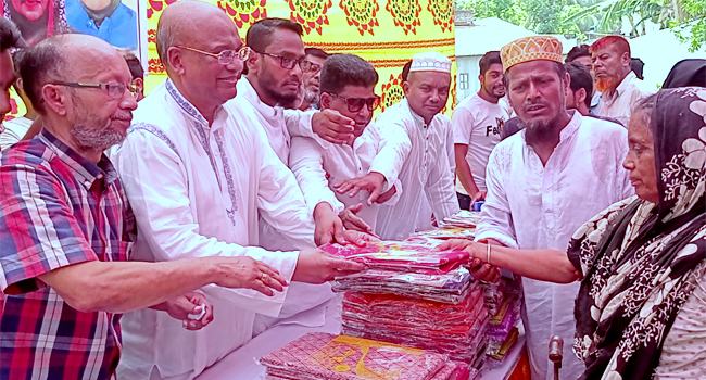 ফরিদপুরে বিএনপি চেয়ারপারসনের উপদেষ্টার ঈদসামগ্রী বিতরণ