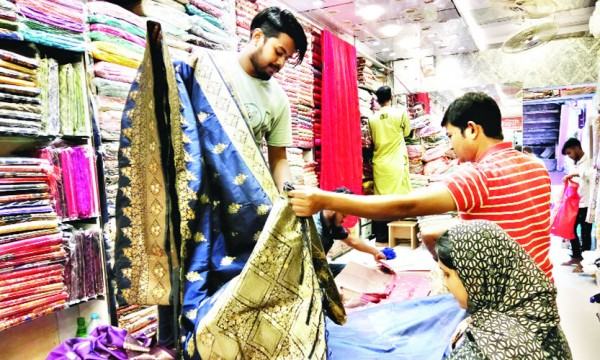 শপিংমলের বাইরে বিভিন্ন ঈদ মেলায় কেনাকাটার ধুম