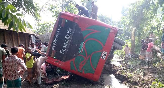 তারাগঞ্জে ২ বাসের সংঘর্ষে গৃহবধূ নিহত