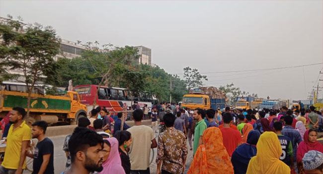 ভালুকায় ঈদের ছুটির দাবিতে শ্রমিকদের মহাসড়ক অবরোধ