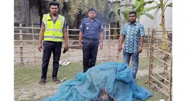 শিবসা নদী থেকে বিপুল পরিমাণ নিষিদ্ধ জাল জব্দ