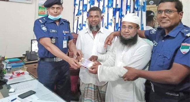 শৈলকুপায় কুড়িয়ে পাওয়া ১ লাখ ৭৭ হাজার টাকা ফেরত দিলেন ইজিবাইকচালক