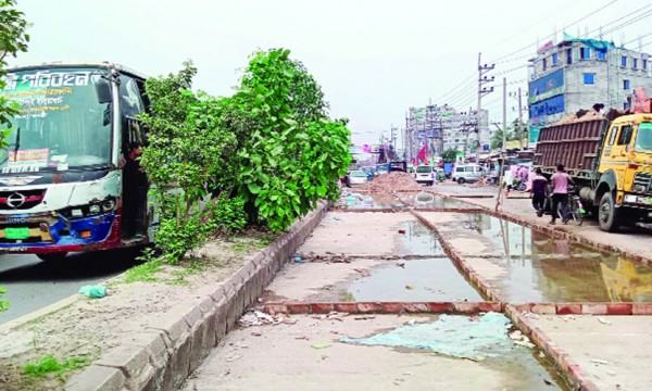 ভালুকায় ফোর লেন সংস্কারে ধীরগতি