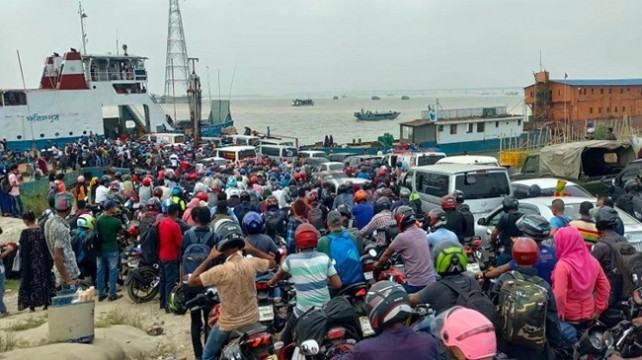 তীব্র গরমে বাংলাবাজার ঘাটে যাত্রীদের দুর্ভোগ