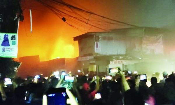 নোয়াখালীর চৌমুহনীতে দুই শতাধিক দোকান পুড়ে ছাই  : ব্যবসায়ীর মৃত্যু