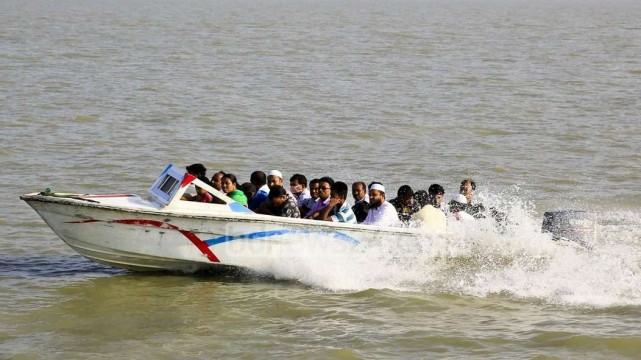 ১১ যাত্রী নিয়ে পদ্মায় স্পিডবোটডুবি
