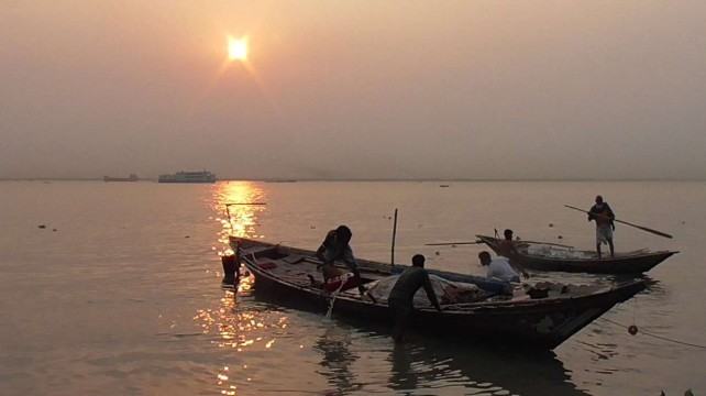 মধ্যরাত থেকে ইলিশ শিকার শুরু, প্রস্তুত জেলেরা