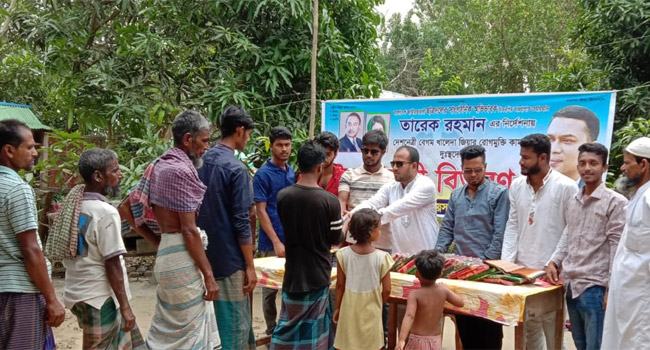 ফরিদপুরে জেলা ছাত্রদল নেতার ঈদসামগ্রী বিতরণ