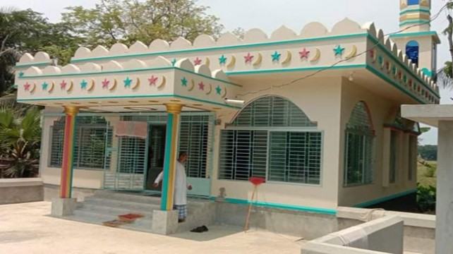 মসজিদে নামাজ পড়া অবস্থা মুসুল্লিকে লাথি!