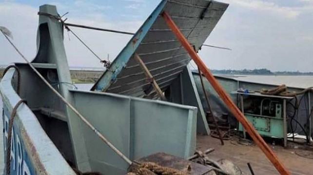 শিমুলিয়ায় বিদ্যুতের খুঁটির সাথে ফেরির ধাক্কা