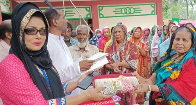 ঈদের আগে দুস্থ ও অসহায়দের পাশে রোজিনা