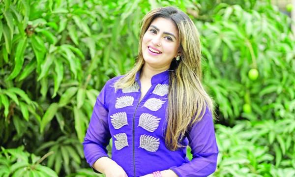বর্ণাঢ্য রূপেই ফিরেছেন শখ