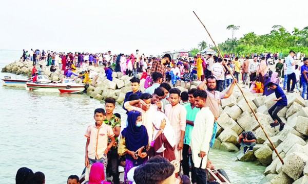 ইলিশায় মেঘনার তীরে দর্শনার্থীদের ভিড়