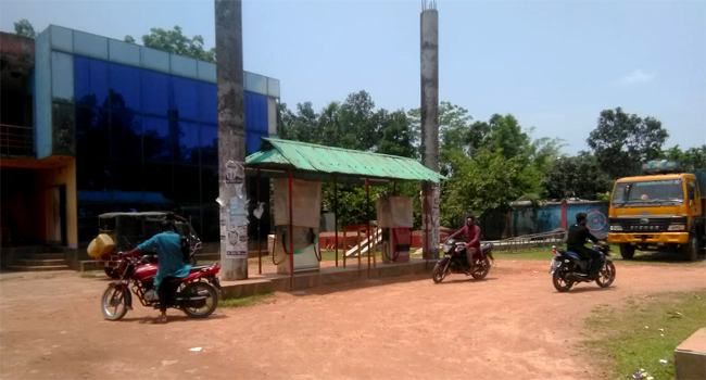 ভূরুঙ্গামারীতে জ্বালানি তেল সংকট, চড়া দামে কিনছেন ক্রেতারা