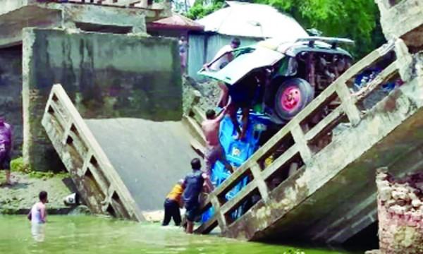 নোয়াখালীতে ব্রিজ ভেঙে পিকআপ ভ্যান খালে