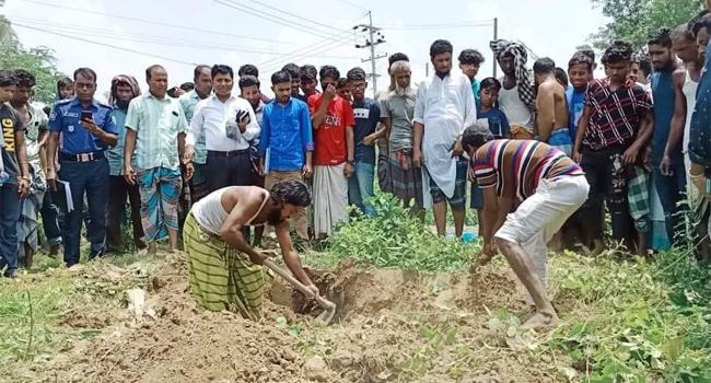 আড়াই বছর পর বীর-মুক্তিযোদ্ধার লাশ কবর থেকে উত্তোলন