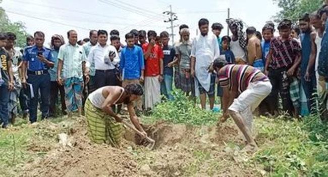 আড়াই বছর পর কবর থেকে মুক্তিযোদ্ধার লাশ উত্তোলন