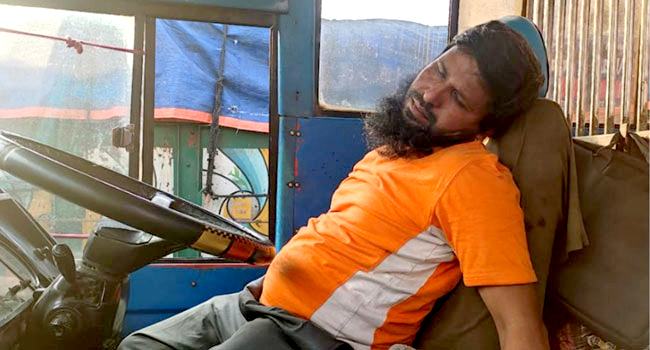 দৌলতদিয়া : যাত্রীর চাপ কমলেও গাড়ির দীর্ঘ সারিতে ভোগান্তি
