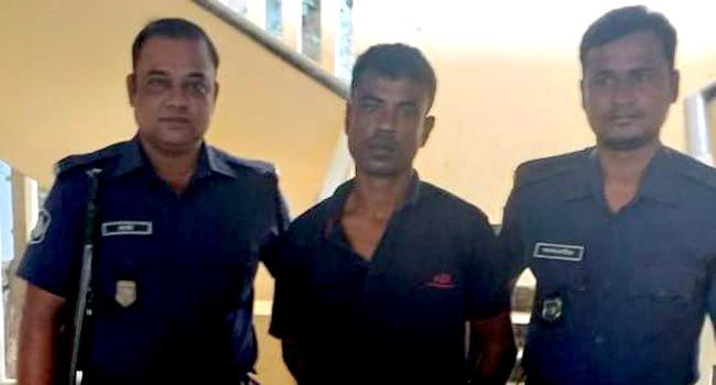 মাইক্রোবাস থামিয়ে ডাকাতির সময় ডাকাত সর্দারকে ধরলেন ওসি