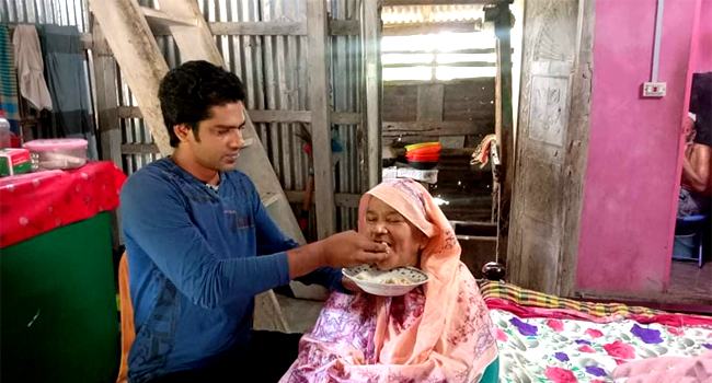 মায়ের জন্য চেয়ারম্যানছেলের ভালোবাসা