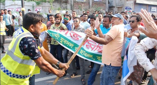 রাজশাহীতে যুবদল ও ছাত্রদলের মিছিলে পুলিশের লাঠিচার্জ, আহত ১২