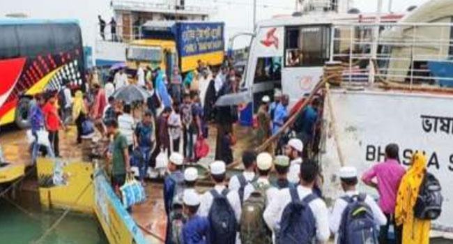 দৌলতদিয়ায় বৈরী আবহাওয়ায় ভোগান্তিতে যাত্রীরা