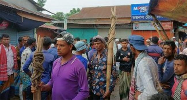 সরাইলে ৫০ বছরের পুরনো শ্রম বিক্রির শ্রমিকের হাট
