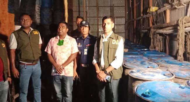 পাবনায় ১ লাখ ৪০ হাজার লিটার সয়াবিন তেল উদ্ধার