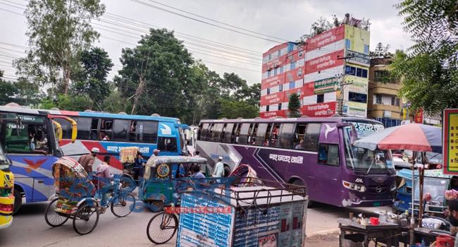 বগুড়ায় অতিরিক্ত বাস ভাড়া আদায়ে জরিমানা করায় সড়ক অবরোধ