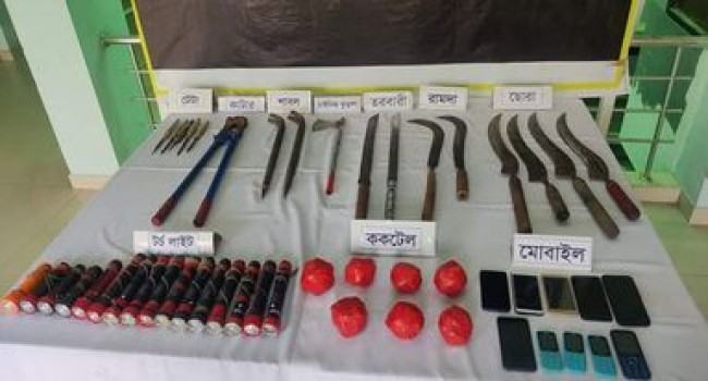 দেশীয় অস্ত্রসহ আড়াইহাজারে ৯ ডাকাত গ্রেফতার