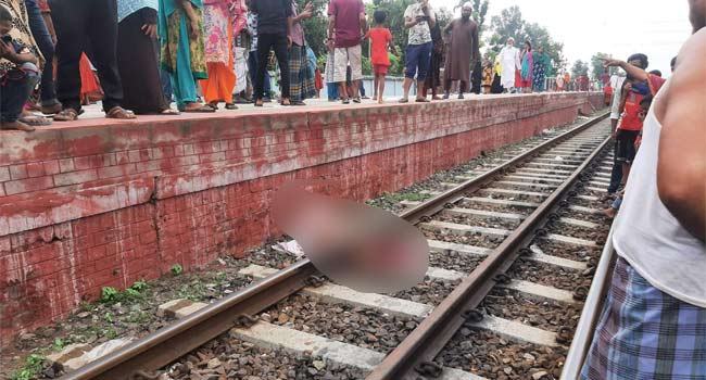 ছেলেকে এগিয়ে দিতে গিয়ে ট্রেনে কাটা পড়ে মা নিহত