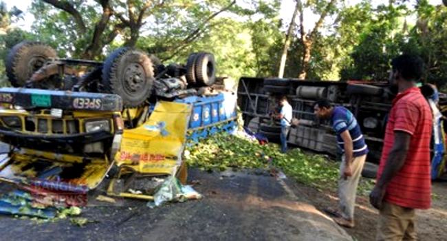 সাতকানিয়ায় মিনিট্রাক উল্টে নারী নিহত