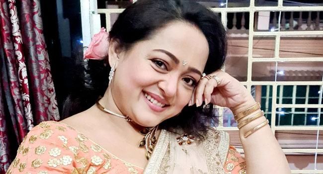 কানের দুল কিনতে ভেনিস, কে এই নারী