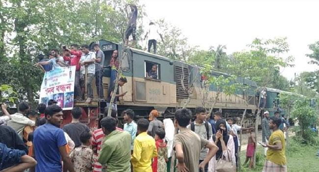 জামালপুরে হত্যাকারীকে গ্রেফতারের দাবিতে ট্রেনের পথরোধ