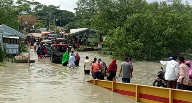 বরগুনায় ফেরির গ্যাংওয়ে তলিয়ে যোগাযোগ বন্ধ, দুর্ভোগে ট্রলারযাত্রীরাও