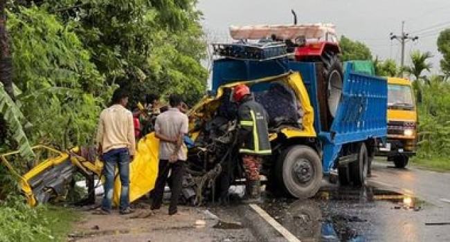 বড়াইগ্রামে ২ ট্রাকের মুখোমুখি সংঘর্ষে চালক নিহত